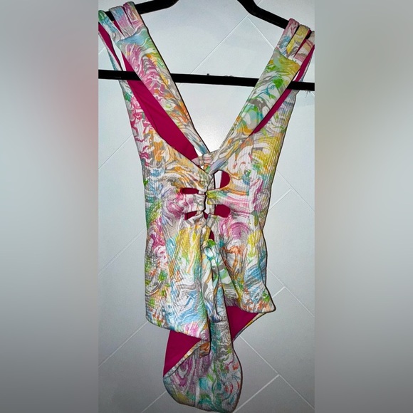 Excellent Condition Becca Hot Tie Dye Plunge One Piece Swim Size: Medium - Picture 6 of 9
